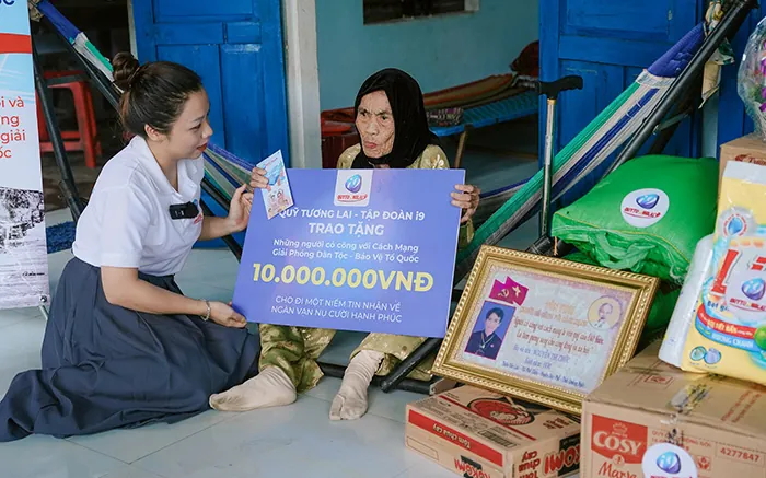 Đội ngũ hỗ trợ khách hàng chuyên nghiệp của QQ8889 sẵn sàng phục vụ 24/7, với biểu tượng tai nghe và nụ cười thân thiện, tượng trưng cho dịch vụ tận tâm trong môi trường cá cược trực tuyến